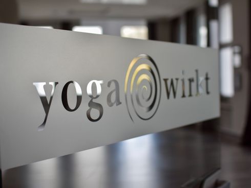 Der Eingang zum yogawirkt Bielefeld mit dem Schriftzug auf Glas